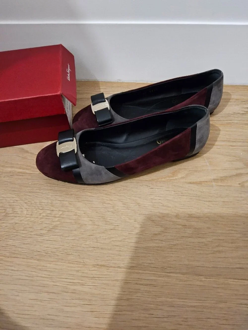 Salvatore ferragamo varina flat size 8b